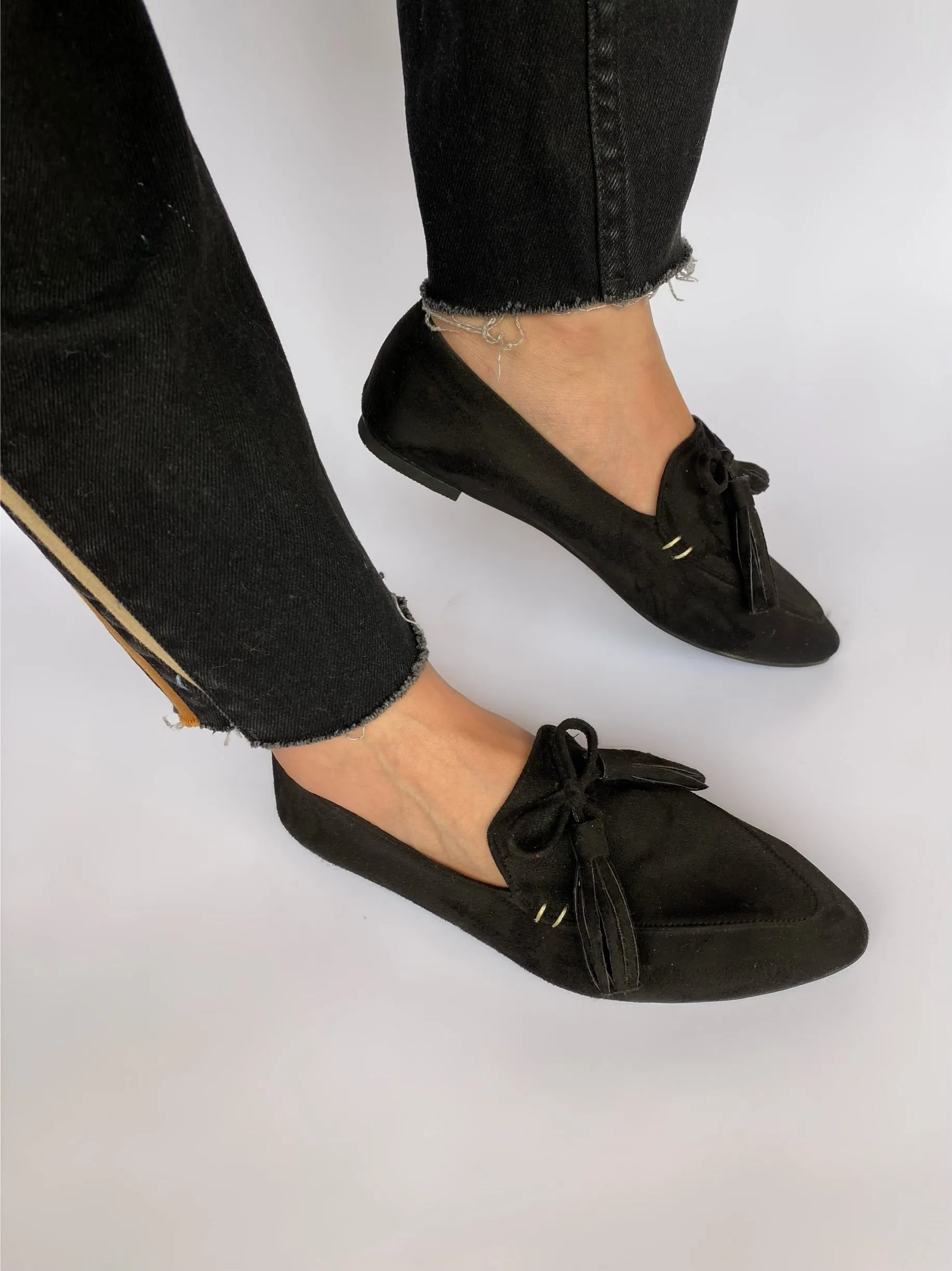 Black Pointed Bow Tasseled Loafers