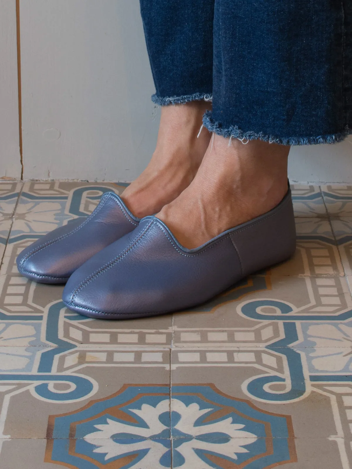 LEATHER SLIPPERS in GLOSSY BLUE