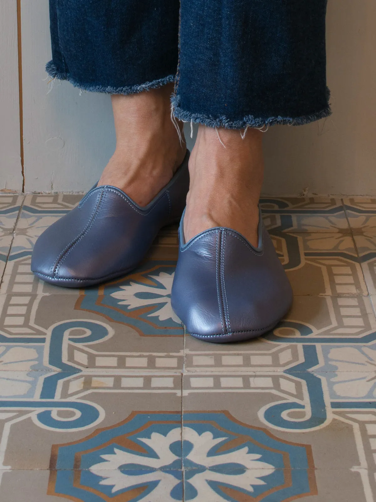 LEATHER SLIPPERS in GLOSSY BLUE