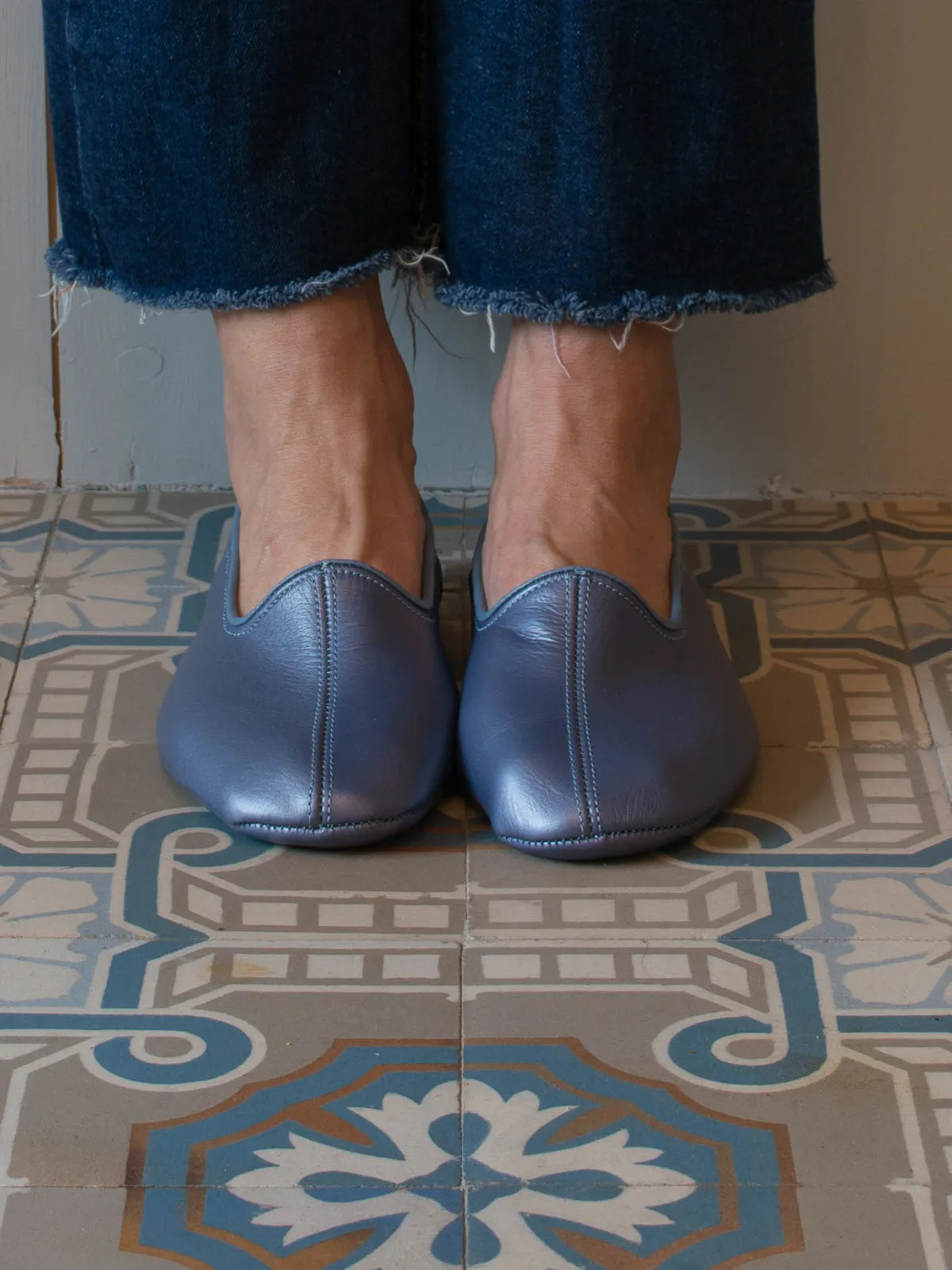LEATHER SLIPPERS in GLOSSY BLUE
