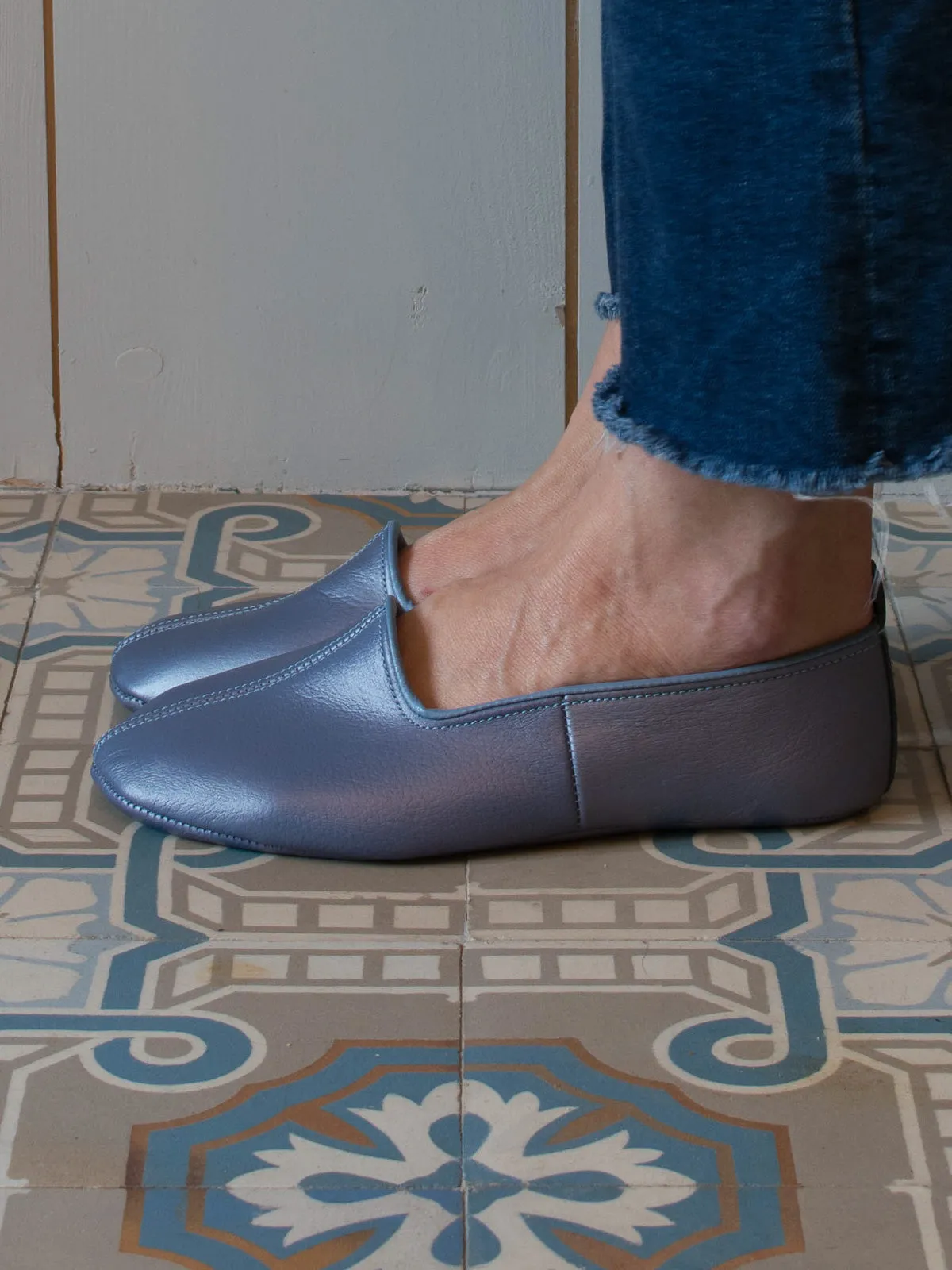 LEATHER SLIPPERS in GLOSSY BLUE