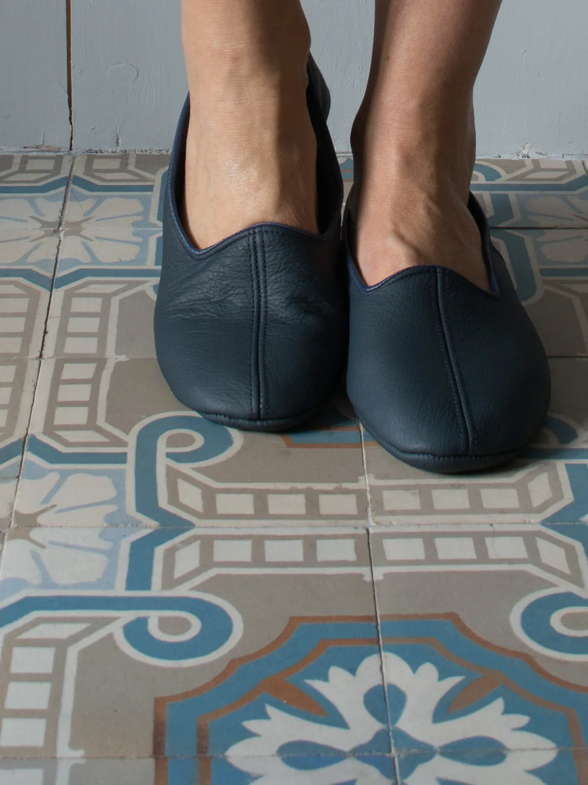 LEATHER SLIPPERS in NIGHT BLUE